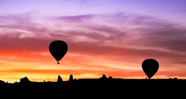 Silueta Globo Aerostático Montañas Amanecer Goreme Capadocia Turquía —  Fotos de Stock