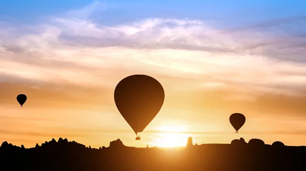 日出时在山上的热气球剪影 戈雷梅 卡帕多西亚 土耳其 — 图库照片