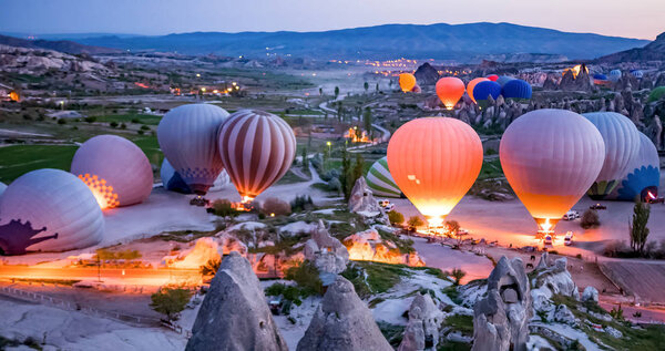 Красочные воздушные шары перед запуском в национальном парке Гореме, Каппадокия, Турция
