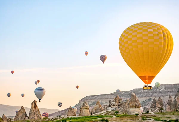 トルコのカッパドキアで岩の風景の上を飛んでカラフルな熱気球 — ストック写真