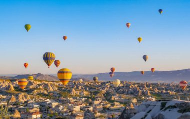 Kapadokya Türkiye kaya manzaraya üzerinde uçan renkli sıcak hava balonları