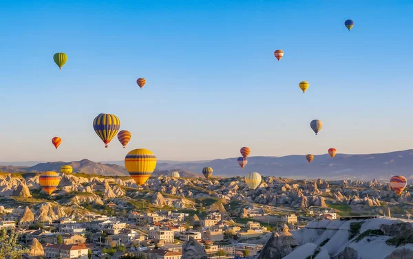 Kolorowe Balony Latające Nad Skały Krajobraz Regionie Kapadocja Turcja — Zdjęcie stockowe