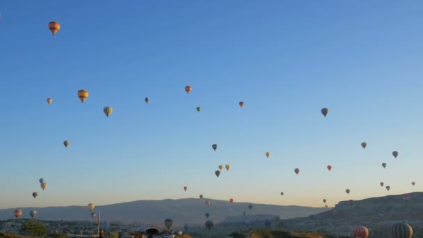Heißluftballons Fliegen Über Täler Goreme Kappadokien Der Türkei Kappadokien Ist — Stockvideo