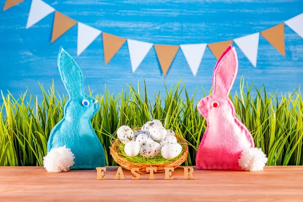 Easter background with eggs, rabbits and green grass — Stock Photo, Image