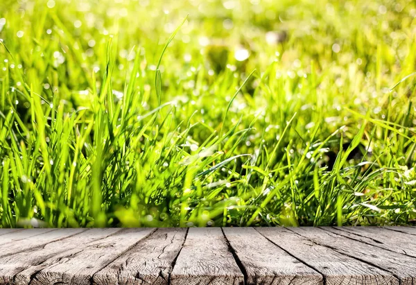 Holz Tischplatte und Frühling Gras Natur Hintergrund — Stockfoto