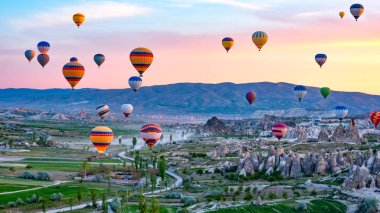 Cappadocia kaya manzaraya üzerinde uçan renkli sıcak hava balonları