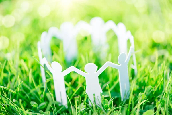 Gruppe von Papiermenschen, die die Hände zusammenhalten — Stockfoto