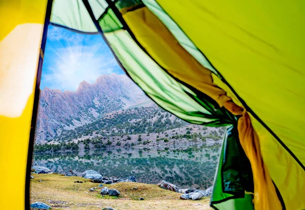 Vista da tenda para o lago Alaudin e montanha rochosa. Montanhas Fann — Fotografia de Stock