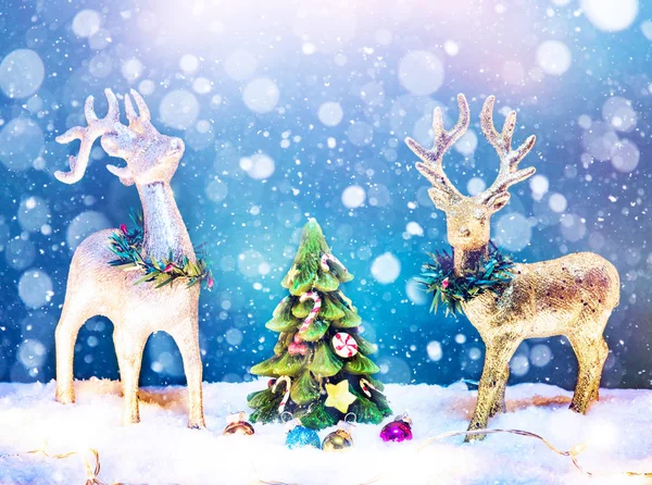 Χειμωνιάτικο φόντο με δετήρια, χριστουγεννιάτικο δέντρο και χιονοπτώσεις — Φωτογραφία Αρχείου