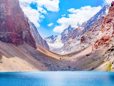 Kayalık dağ zemin üzerine ışığında turkuaz su ile büyük Alo dağ gölü. Fann dağlar, Tacikistan, Orta Asya