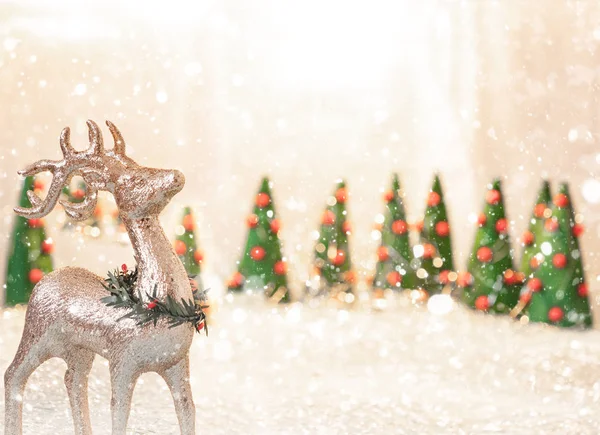 Χριστουγεννιάτικο φόντο με ελάφια, Χριστουγεννιάτικα δέντρα και χώρο αντιγραφής — Φωτογραφία Αρχείου