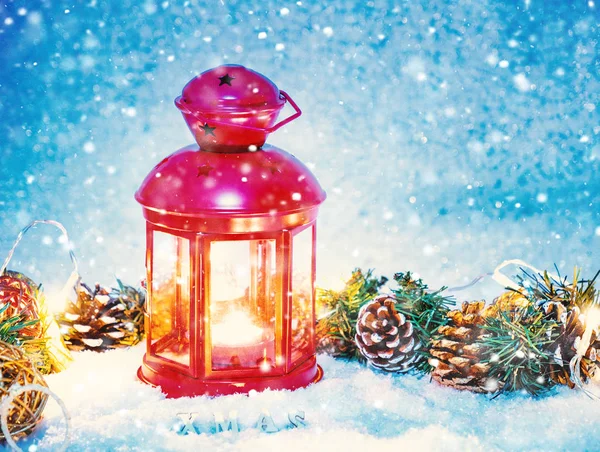 Karla süslenmiş Noel Feneri
