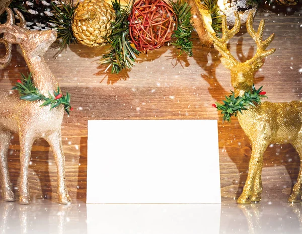 Fond d'hiver avec papier blanc et décorations de Noël — Photo