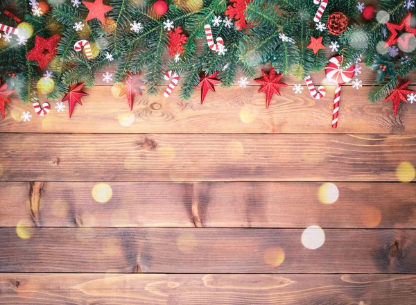 Χριστουγεννιάτικο φόντο με κλαδιά ελάτης και διακοσμήσεις — Φωτογραφία Αρχείου