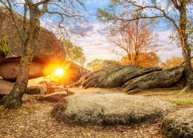 Beglik Tash megaliths - Bulgaristan 'ın güney Karadeniz kıyısındaki doğal kaya oluşumu, tarih öncesi kaya sığınağı