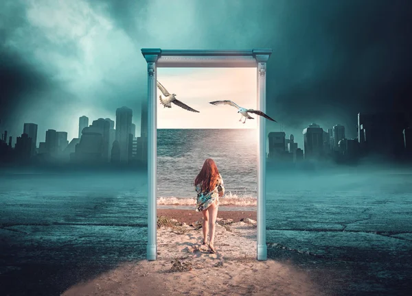 Karanlık ve soğuk bir şehir olan bir arka planda bir tropikal plaj için önde gelen bir kapıdan kaçan genç kız. Kaçış kavramı 