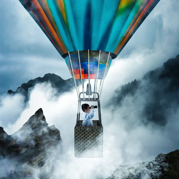 Criança Voando Com Balão Quente Através Das Nuvens Nos Picos — Fotografia de Stock
