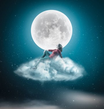 Kadın bir bulutun üzerinde oturur ve gece ay hayran.