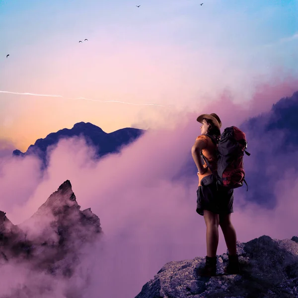 Wanderer Auf Einer Bergklippe Bewundern Die Aussicht — Stockfoto