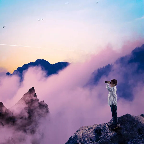 Bir Dağlar Dürbün Seyir Tepe Üzerinde Çocuk — Stok fotoğraf