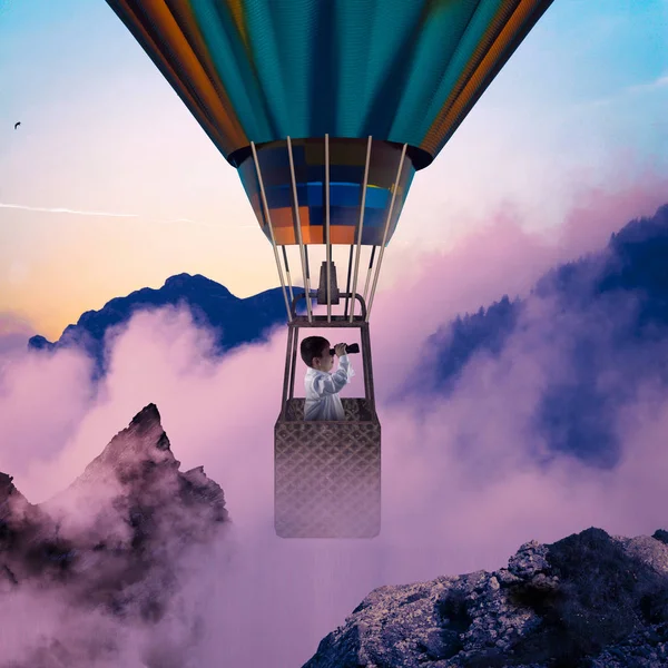 Kind Toppen Van Bergen Met Hete Luchtballon Door Wolken Vliegen — Stockfoto