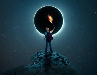 Gezgin çocuk önünde tutulması bir tepe üzerinde bir meşale tutan.