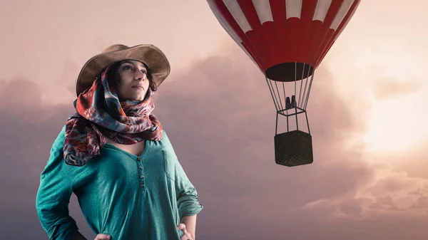 Junge Frau Blickt Auf Einen Heißluftballon — Stockfoto