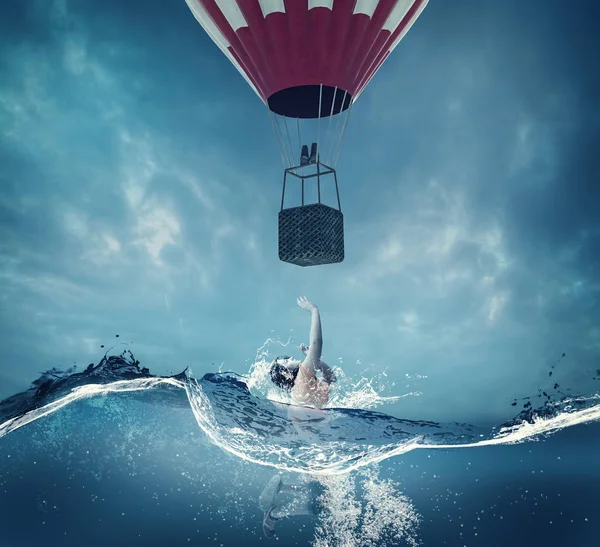 Femme Sous Eau Regardant Vers Ballon Air Chaud — Photo