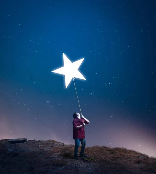 Dzieciak Przeciągnij Gwiazda Niemu Liny Środku Nocy Pojęcie Osiągnąć Swoje — Zdjęcie stockowe