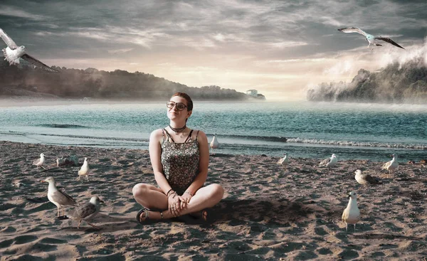 Jong Meisje Strand Omgeven Door Meeuwen Geniet Van Het Uitzicht — Stockfoto