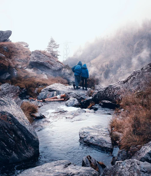 Genç Çift Manzaranın Üstüne Bir Dağ Nehir Kaya — Stok fotoğraf