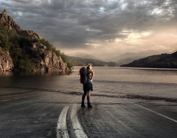 Reisende Auf Einer Autobahn Die Einem Bergsee Führt — Stockfoto