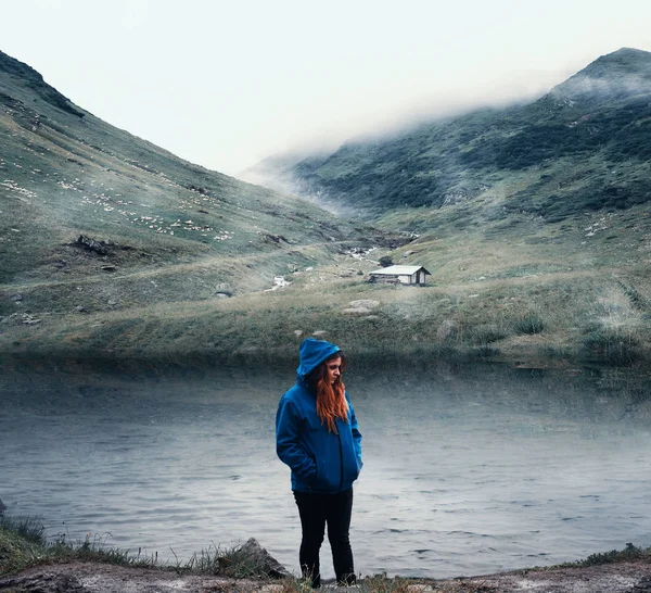 Chica Pensativa Pie Cerca Del Lago Montaña Día Niebla — Foto de Stock