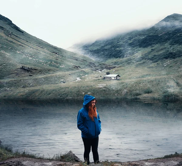 Ragazza Premurosa Piedi Vicino Lago Montagna Una Giornata Nebbiosa — Foto Stock