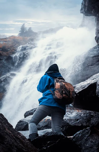 Viaggiatore Con Uno Zaino Arrampicata Una Montagna Vicino Una Cascata — Foto Stock