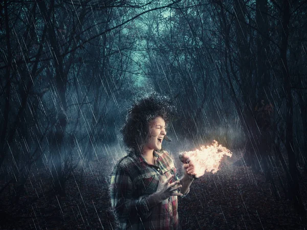 森林里的女人在麦克风上唱歌 在下雨的时候让它燃烧起来 — 图库照片