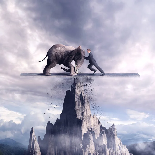人和大象互相推挤在山岩石之上平衡 — 图库照片
