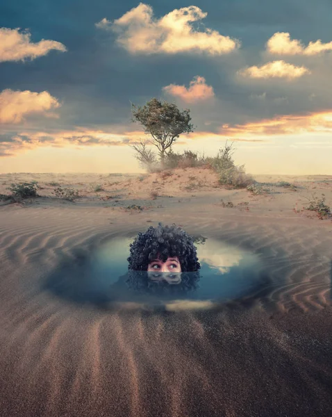Άνθρωπος Πάρει Από Μια Λίμνη Στην Έρημο Ελέγχοντας Περιβάλλον — Φωτογραφία Αρχείου