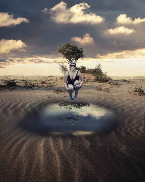 Nadador Pulando Para Uma Lagoa Deserto — Fotografia de Stock