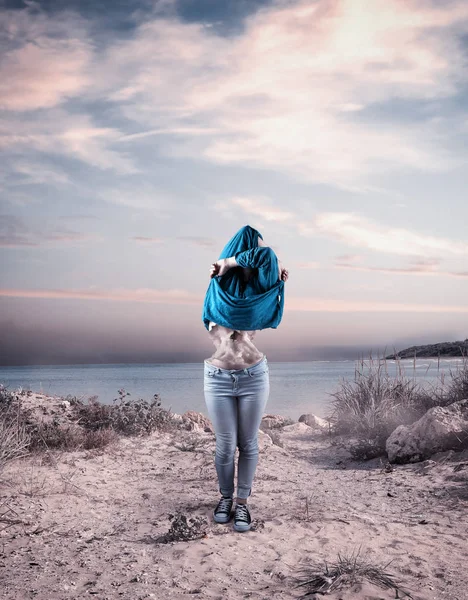 Ragazza Toglie Camicia Sulla Spiaggia Pancia Sembra Una Mela Morsa — Foto Stock