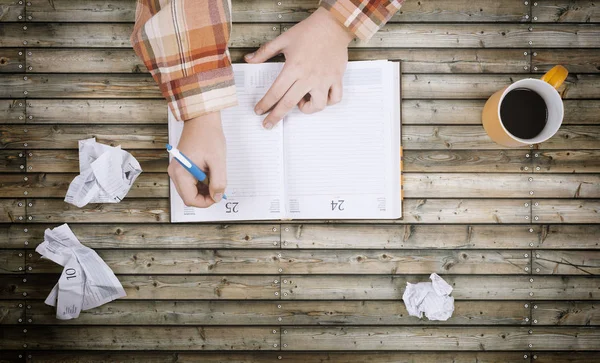 Nastolatek Notebookiem Drewnianym Stole Filiżankę Kawy — Zdjęcie stockowe