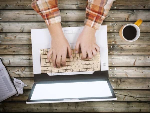 Nastolatek Laptopa Filiżankę Kawy Drewnianym Stole — Zdjęcie stockowe