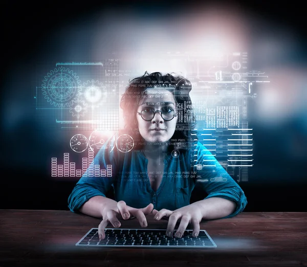 Жінка Працює Ноутбуці Футуристичним Інтерфейсом Інфографіки Перед Нею — стокове фото