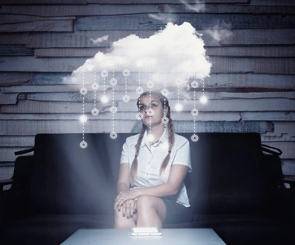 Mujer Joven Usando Una Nube Holograma Casa Interfaz Usuario Futurista — Foto de Stock