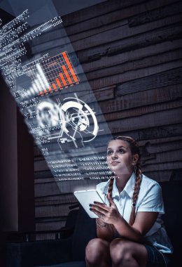 Genç kadın kullanarak tablet ve infograph sekmesini ekran evde çözümleyebilirsiniz. Fütüristik Kullanıcı arabirimi.