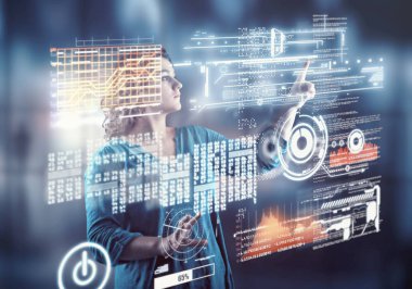 Veri ve bilgi ile dijital dokunmatik ekran üzerinde çalışan kadın. Fütüristik Kullanıcı arabirimi.