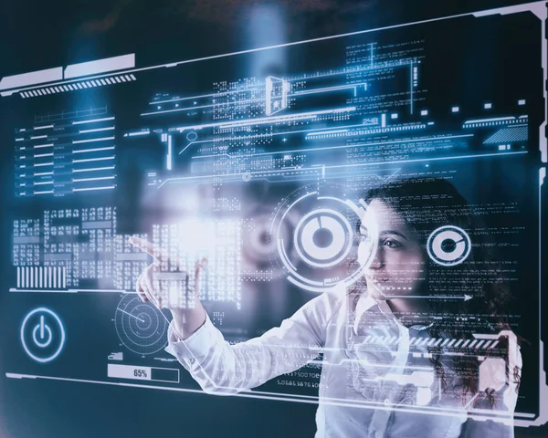 Veri ve bilgi ile dijital dokunmatik ekran üzerinde çalışan kadın. Fütüristik Kullanıcı arabirimi.