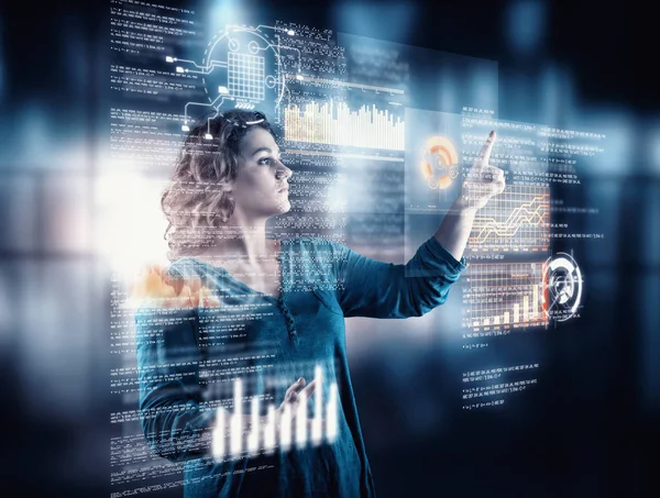 Veri ve bilgi ile dijital dokunmatik ekran üzerinde çalışan kadın. Fütüristik Kullanıcı arabirimi.