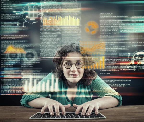 Жінка Працює Ноутбуці Вдома Цифровому Екрані Інфографічними Даними — стокове фото