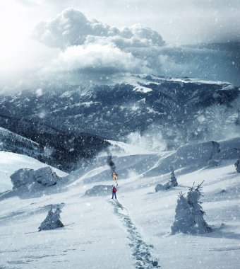 Karda dağlarda inceleme yaz giysileri giyen adam. Sezon değiştirmek kavramı.